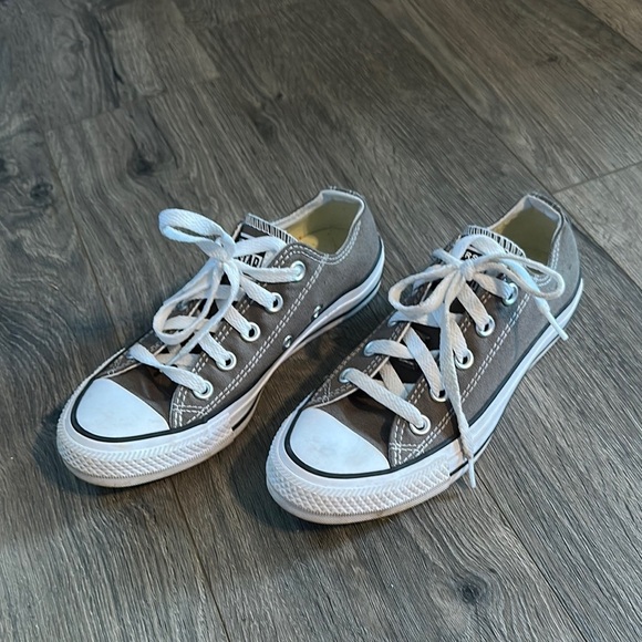 Grey converse sneakers size 5 women’s - Picture 1 of 5